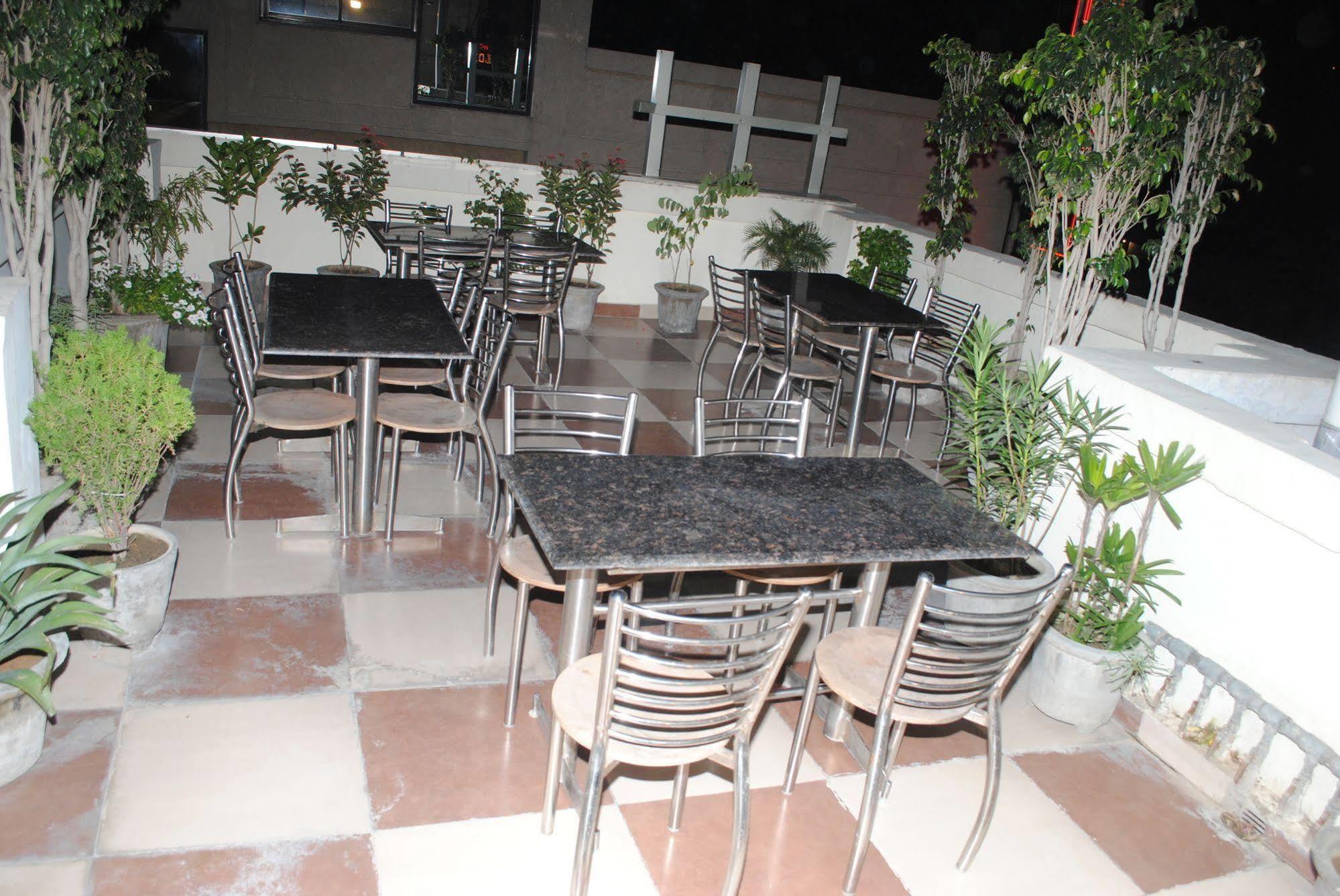 A Family Hotel Oppera Near Igi Airport New Delhi Buitenkant foto
